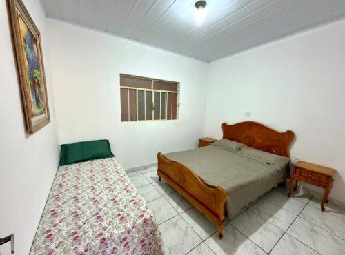 Casa central, com 2 quartos e até 2 carros