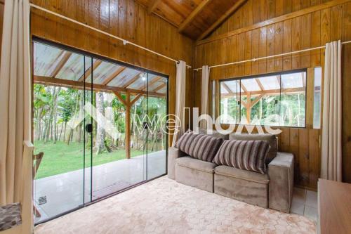 Casa com ampla área verde e piscina em Itaperiu