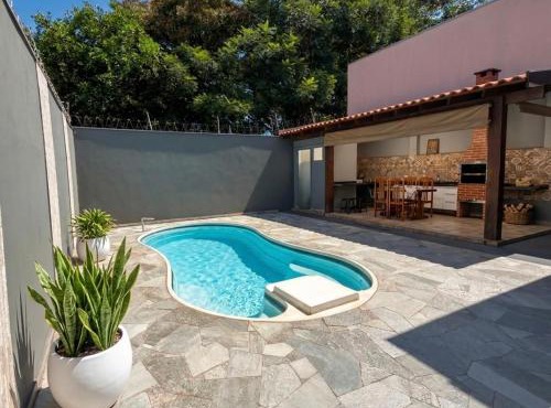 Casa com piscina, ar cond em bairro nobre