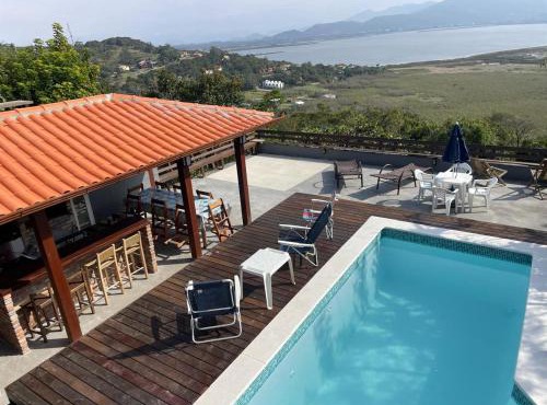 Casa com piscina e incrível vista para lagoa