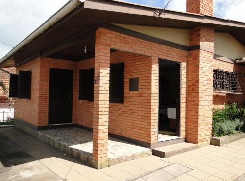 CASA COMPLETA CENTRAL, 4 Qtos, Wi-Fi, 130m quadrados, 4 Camas Casal, Churrasqueira Interna, Quintal com Área Verde e Pomar, Varanda, 2 Banheiros, 9 Pessoas, Área Frontal, Garagem Coberta, Estacion Interno 2 Carros, Fogão a Lenha