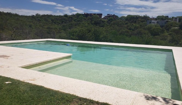 Casa con pileta en barrio privado