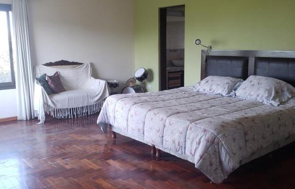 Casa con pileta en barrio privado