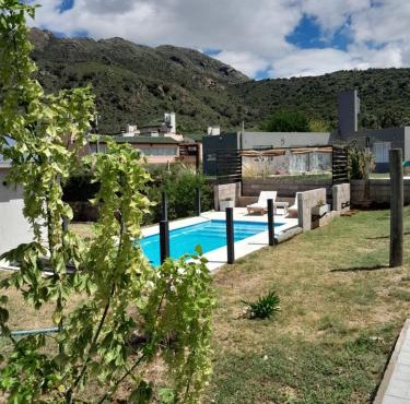 Casa con piscina y vistas a las sierras en Potrero de los Funes- Casa Sawa