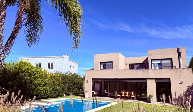 Casa con piscina en Estancias del Pilar, 3 dormitorios, jardín y parrilla
