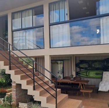 Casa contêiner na beira do rio