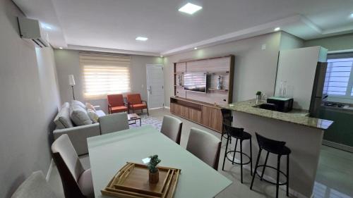 Casa de 2 quartos, moderna, garagem para 2 carros