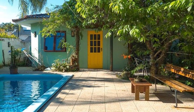 Casa de Hóspedes em Jurerê Internacional com Piscina e Jardim Compartilhados aprox 8 min da Praia in Florianópolis
