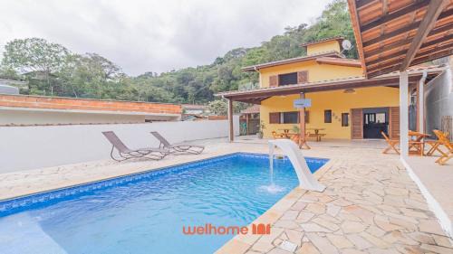 Casa em Ubatuba com churrasqueira e varanda ampla