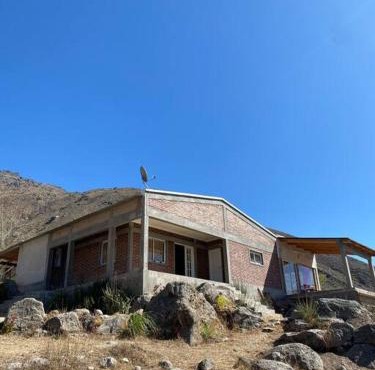 Casa en la montaña con gran vista al valle y lago