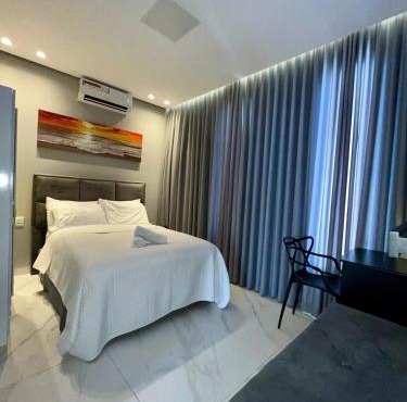 Casa Flat, 1Suíte, Ar-Cond, Área Gourmet e Garagem Ampla 02carros