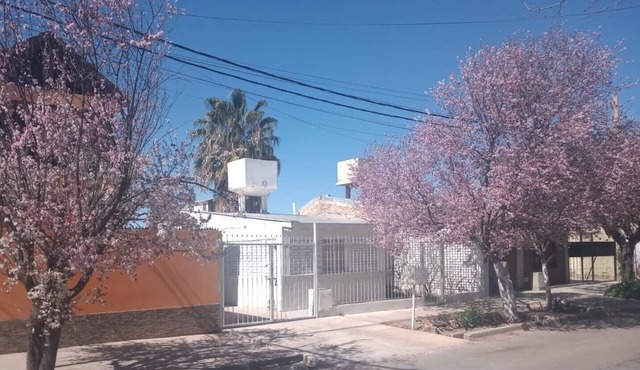 Casa Iaue 1 Baño, Cocina Comedor Amplio con TV, Estacionamiento con Patio Amplio