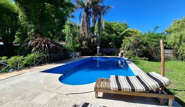 Casa quinta ,piscina en barrio privado para 3 parejas ,hasta 12 pasajeros Hostel