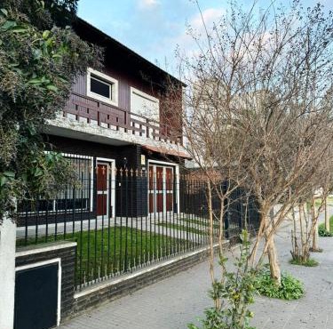 Casa Zona Residencial , pileta, garage doble y quincho con parrilla