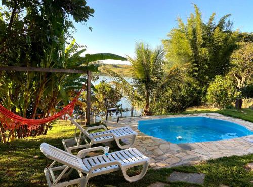 Casinha Branca De Varanda com piscina e fundo pra represa funil em Ijaci