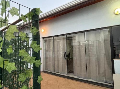 Casinha com ar, garagem, cozinha equipada, entrada privativa, completa para longas estadias