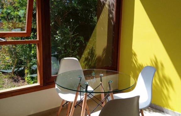 casita moderna frente al bosque