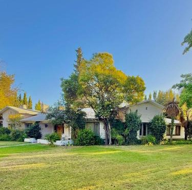 Chacra Los Cipreses - Casa completa con gran parque arbolado, 6 personas, entorno tranquilo
