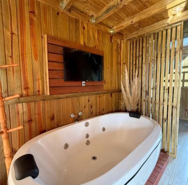 Chalé Rústico com Hidromassagem e Piscina