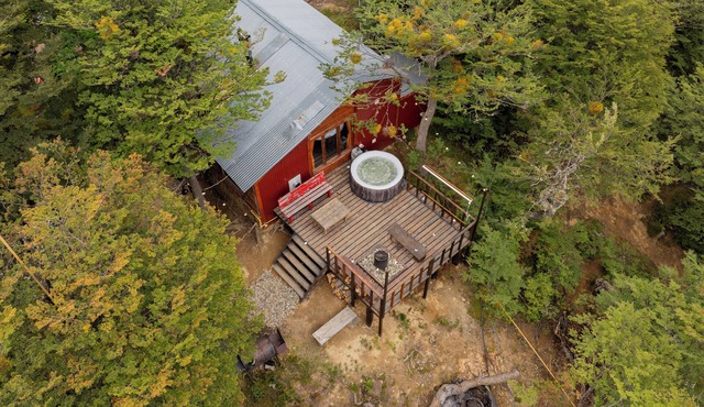 Charming Cabin in the Woods with Jacuzzi and Movie Theater