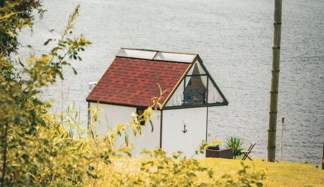 Charming tiny house on the dam, surrounded by nature and pet friendly