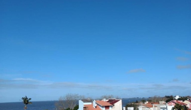 Comodidade e segurança na beira da praia! Suítes e apartamentos numa localização privilegiada entre as prais Nereidas e da Barrinha. Diárias e pacotes diferenciados, todas unidades com ar condicionado e estacionamento fechado. in São Lourenço do Sul