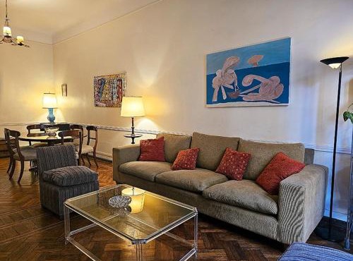 Comodo piso en Buenos Aires centro, cerca de importantes avenidas centros gastronomicos y plaza Houssey,