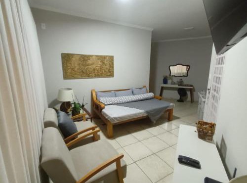 Confortável e bem localizada, com 2 quartos e garagem