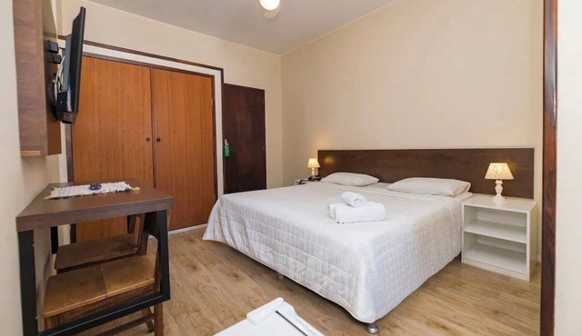 Convenient Downtown Stay Near Shops and Landmarks