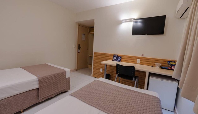 Convenient Downtown Stay with Breakfast & Parking