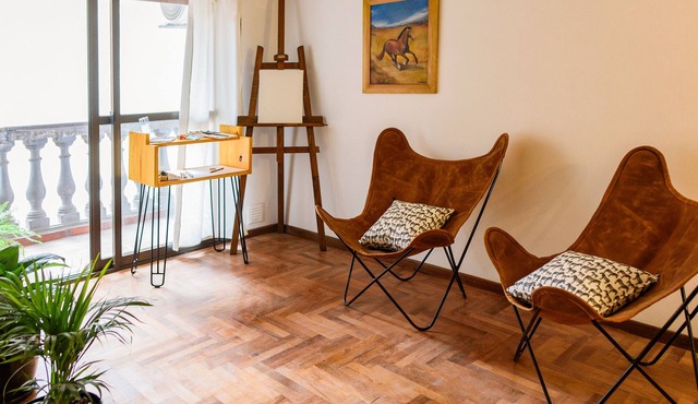 Cosy local artist's flat, central location, fully equipped