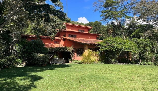 Country house with 4 bedrooms, 20 minutes from Itaipava, in a gated community.