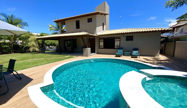 Cozy 4-bedroom house in Guarajuba with pool, 200m from the beach, in a gated community.