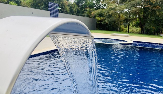 Cozy country home with a barbecue, pool, hot tub, waterfall, and wet deck. in SP