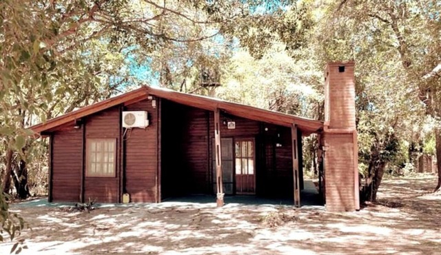Cozy wooden cabin in superb Paso de la Patria with WiFi, AC