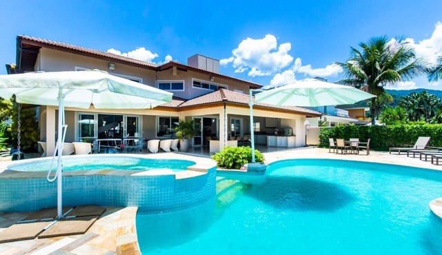 CV0759 - Luxury home in an upscale gated community in SP