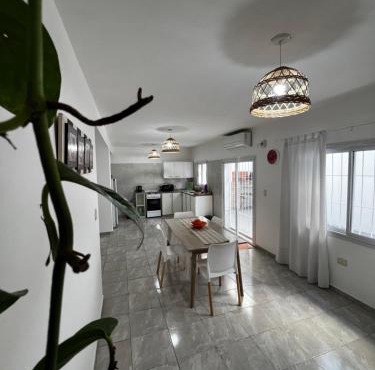 Departamento con patio y garaje y parrilla