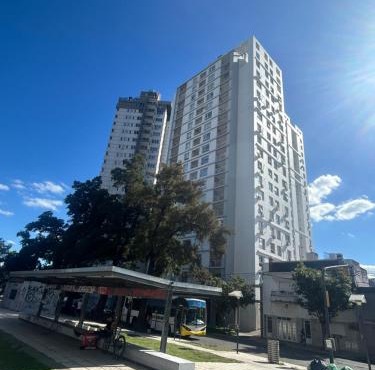 Departamento de dos dormitorios con cochera a metros de Bv Pellegrini