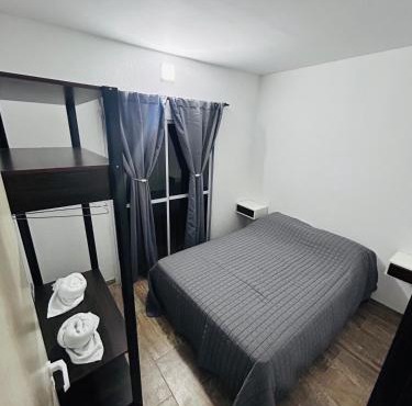 Departamento ESTRADA ideal para pasajeros en tránsito, viajes laborales o estadías cortas Ubicado en Ezeiza, a solo 20 minutos del Aeropuerto Internacional Ministro Pistarini, ofrece comodidad y practicidad para hasta 4 personas