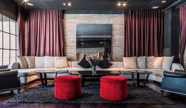 Design Villa in Trendy Neighborhood