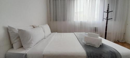 Fique a Poucos Metros da Praia! Apê com vaga de garagem in Guarujá