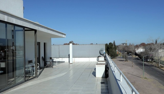 Frente al mall Palmares, con cochera y balcón