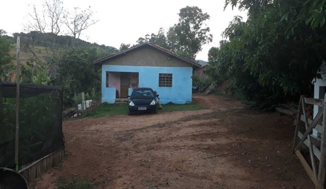 Furnished house in the countryside, surrounded by nature.
