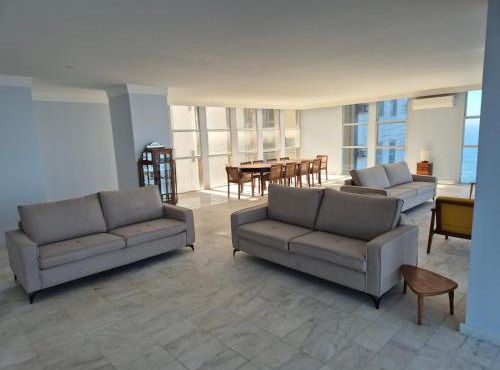 Grande apartamento Guarujá frente e junto ao mar!