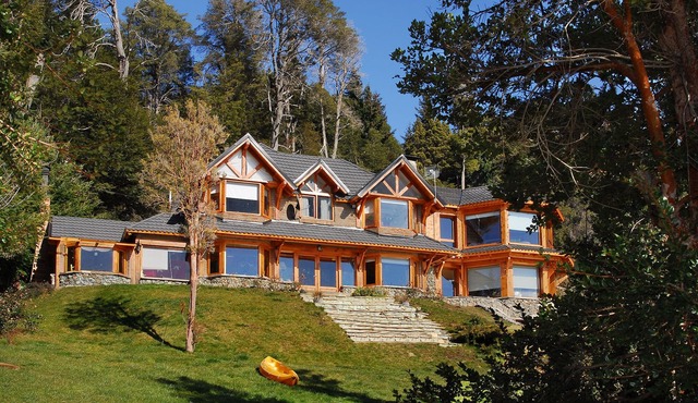 H7 - STUNNING 4 BEDROOM LAKE SHORE HOME - AMAZING VIEWS
