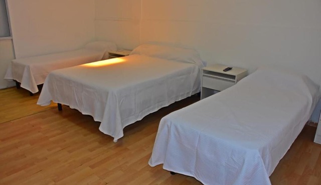 Habitación con oficina a la calle