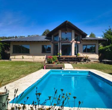 hermosa casa a una cuadra del lago