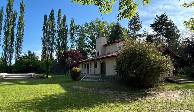 Hermosa casa Familiar, rodeada de un gran parque. Amplios ambientes, luminosa.