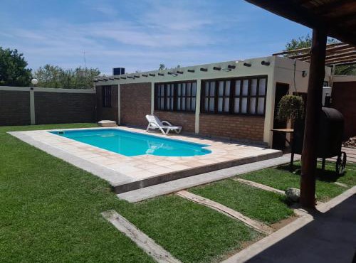 Hermosa casita con quincho y amplia pileta TODAS LAS COMODIDADES Paz total