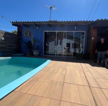 Hospedagem familiar com piscina e churrasqueira